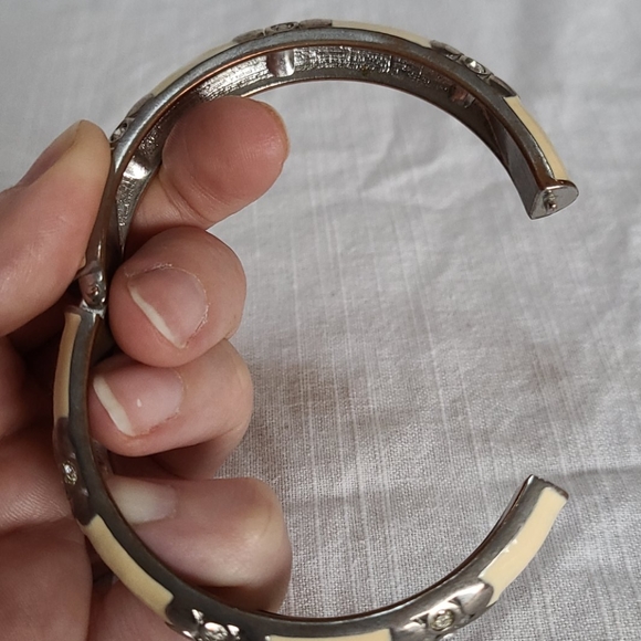 Cream and silver bracelet - Picture 4 of 6